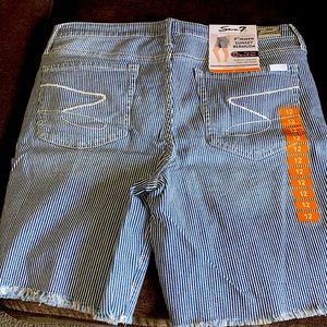 Seven 7 Sunset Bermuda with fray hem